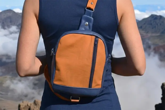 Frau trägt Ledertasche Modell Adrian M Art. 24103