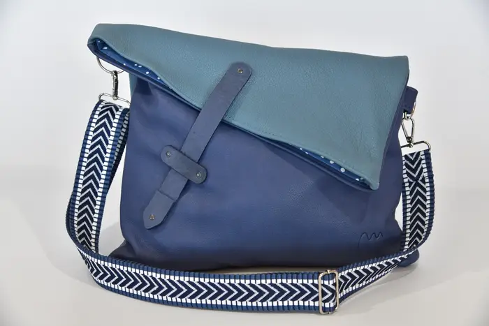 Ledertasche, Sam Dia M aus geschliffenem Nubuckleder und kräftig weichem Rindsleder in blau und lagune, Unikat, hergestellt auf La Palma, Kanarische Inseln, Spanien, Europa