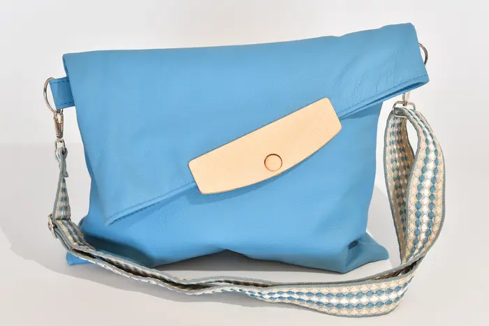 Ledertasche, Sam dia M aus Nappa-Rindsleder in blau mit Weißbuchenholz, Unikat, hergestellt auf La Palma, Kanarische Inseln, Spanien, Europa