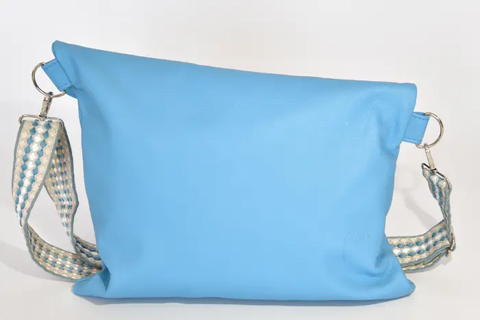 Ledertasche, Sam dia M aus Nappa-Rindsleder in blau mit Weißbuchenholz, Unikat, hergestellt auf La Palma, Kanarische Inseln, Spanien, Europa
