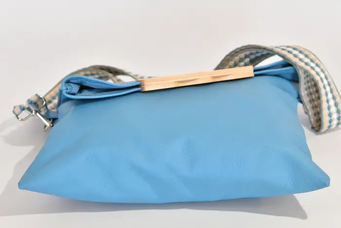 Ledertasche, Sam dia M aus Nappa-Rindsleder in blau mit Weißbuchenholz, Unikat, hergestellt auf La Palma, Kanarische Inseln, Spanien, Europa