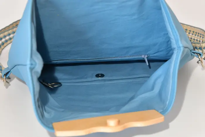 Ledertasche, Sam dia M aus Nappa-Rindsleder in blau mit Weißbuchenholz, Unikat, hergestellt auf La Palma, Kanarische Inseln, Spanien, Europa