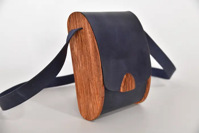 bolso de cuero, Blago M en cuero PullUp de búfalo de agua azul con madera de ciprés de La Palma, pieza única, fabricada en La Palma, Islas Canarias, España, Europa