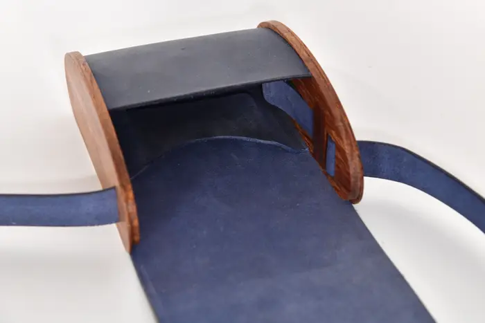 Ledertasche, Blago M aus blauem PullUp-Wasserbüffel-Blankleder mit Zypressenholz aus La Palma, Unikat, hergestellt auf La Palma, Kanarische Inseln, Spanien, Europa