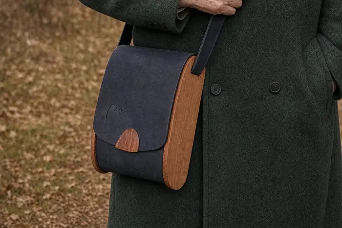 Mann trägt Ledertasche Modell Blago M Art. 25084, Unikat, hergestellt auf La Palma, Kanarische Inseln, Spanien, Europa
