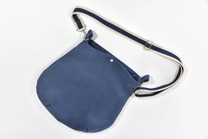 bolso de cuero, Iris M de vaca nubuk azul lijada, pieza única, fabricada en La Palma, Islas Canarias, España, Europa
