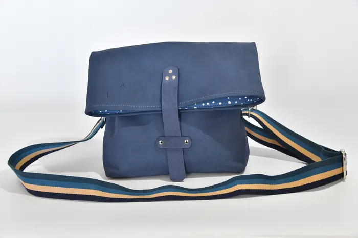 Ledertasche, Sam M aus blauem, geschliffenem Nubuckleder, Unikat, hergestellt auf La Palma, Kanarische Inseln, Spanien, Europa