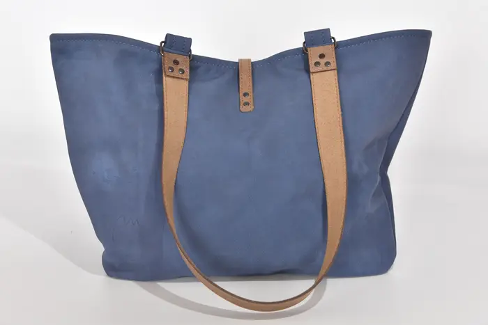 Ledertasche, Sarah S aus geschliffenem Nubuckleder in blau und Schultergurten aus Dickelder, Unikat, hergestellt auf La Palma, Kanarische Inseln, Spanien, Europa