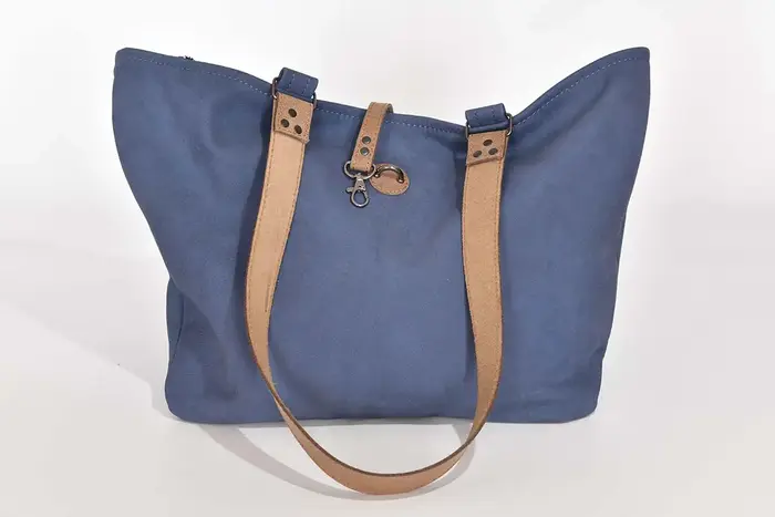 Ledertasche, Sarah S aus geschliffenem Nubuckleder in blau und Schultergurten aus Dickelder, Unikat, hergestellt auf La Palma, Kanarische Inseln, Spanien, Europa