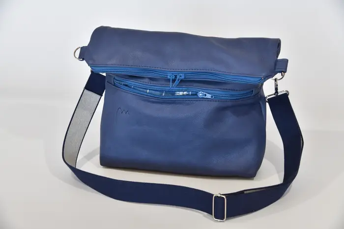 Ledertasche, Sam flex M aus geschliffenem, blauem Nubuk-Rindsleder, Unikat, hergestellt auf La Palma, Kanarische Inseln, Spanien, Europa