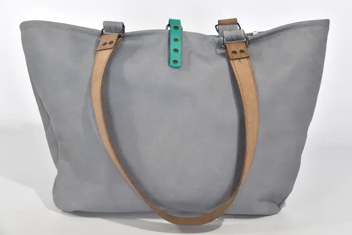 Ledertasche, Sarah S aus geschliffenem blaugrauem Nubuckleder aus Wasserbüffelleder und Schultergurten aus Dickelder, Unikat, hergestellt auf La Palma, Kanarische Inseln, Spanien, Europa