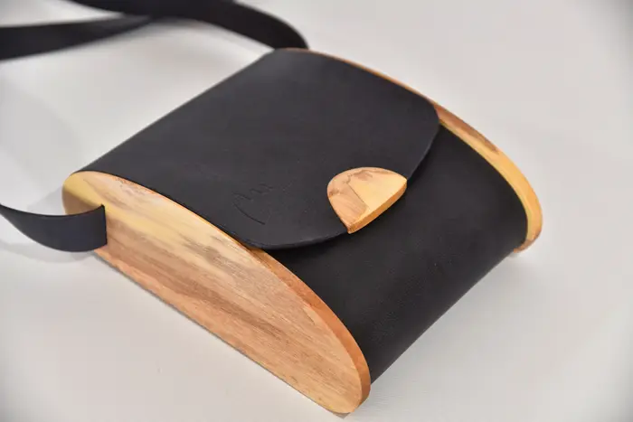 bolso de cuero, Blago M en cuero grueso de búfalo de agua azul negro con madera de naranjo de La Palma, pieza única, fabricada en La Palma, Islas Canarias, España, Europa