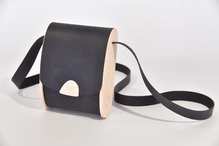 Ledertasche, Blago M aus Wasserbüffeldickleder in blauschwarz mit weiß geöltem Eschenholz, Unikat, hergestellt auf La Palma, Kanarische Inseln, Spanien, Europa