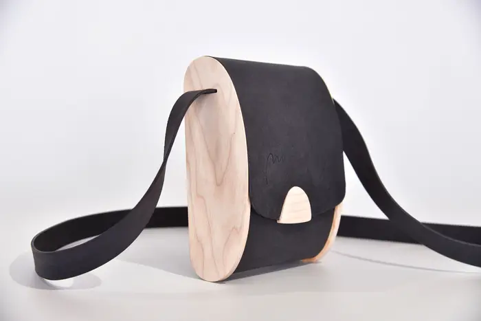 bolso de cuero, Blago M de cuero grueso de búfalo de agua en azul negro con madera de fresno aceitada en blanco, pieza única, fabricada en La Palma, Islas Canarias, España, Europa