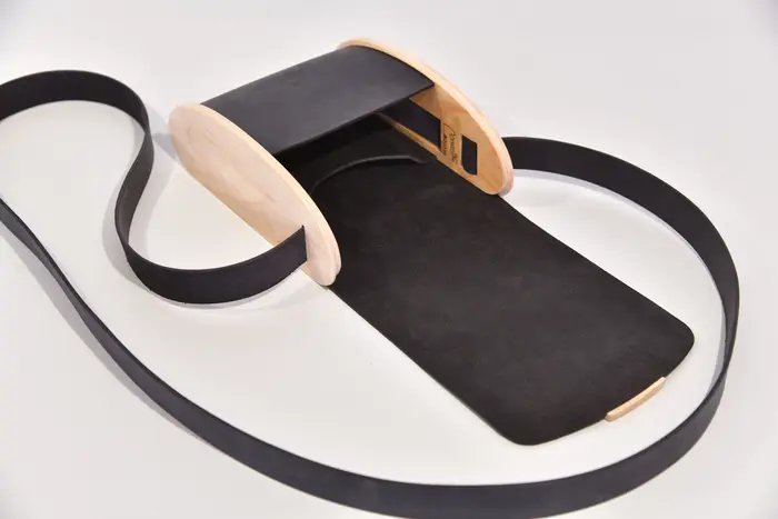 bolso de cuero, Blago M de cuero grueso de búfalo de agua en azul negro con madera de fresno aceitada en blanco, pieza única, fabricada en La Palma, Islas Canarias, España, Europa