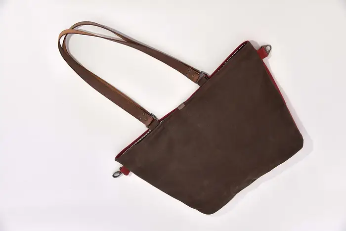 Ledertasche, Sarah S aus geschliffenem Nubuckleder in bordeaux und dunkelbraun und Schultergurten aus Dickelder, Unikat, hergestellt auf La Palma, Kanarische Inseln, Spanien, Europa