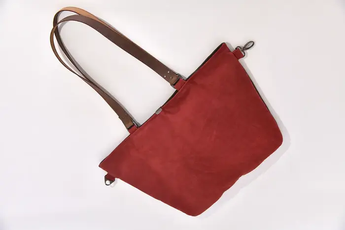 Ledertasche, Sarah S aus geschliffenem Nubuckleder in bordeaux und dunkelbraun und Schultergurten aus Dickelder, Unikat, hergestellt auf La Palma, Kanarische Inseln, Spanien, Europa
