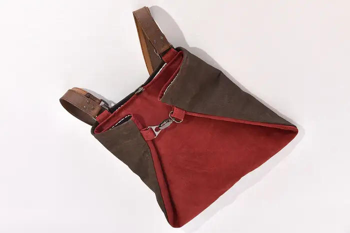 Ledertasche, Sarah S aus geschliffenem Nubuckleder in bordeaux und dunkelbraun und Schultergurten aus Dickelder, Unikat, hergestellt auf La Palma, Kanarische Inseln, Spanien, Europa