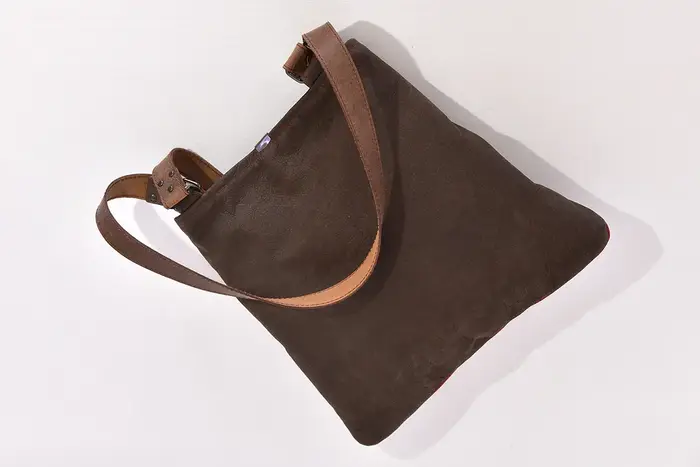 Ledertasche, Sarah S aus geschliffenem Nubuckleder in bordeaux und dunkelbraun und Schultergurten aus Dickelder, Unikat, hergestellt auf La Palma, Kanarische Inseln, Spanien, Europa