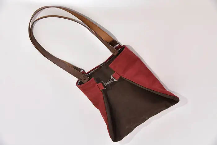 Ledertasche, Sarah S aus geschliffenem Nubuckleder in bordeaux und dunkelbraun und Schultergurten aus Dickelder, Unikat, hergestellt auf La Palma, Kanarische Inseln, Spanien, Europa