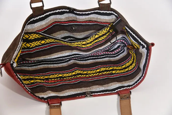 Ledertasche, Sarah S aus geschliffenem Nubuckleder in bordeaux und dunkelbraun und Schultergurten aus Dickelder, Unikat, hergestellt auf La Palma, Kanarische Inseln, Spanien, Europa