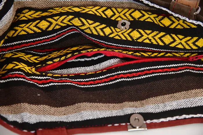 Ledertasche, Sarah S aus geschliffenem Nubuckleder in bordeaux und dunkelbraun und Schultergurten aus Dickelder, Unikat, hergestellt auf La Palma, Kanarische Inseln, Spanien, Europa