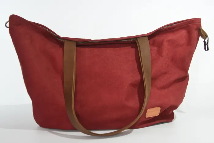 Ledertasche, Sarah S aus geschliffenem Nubuk-Wasserbüffelleder in bordeaux, Unikat, hergestellt auf La Palma, Kanarische Inseln, Spanien, Europa