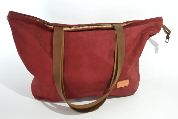 Ledertasche, Sarah S aus geschliffenem Nubuk-Wasserbüffelleder in bordeaux, Unikat, hergestellt auf La Palma, Kanarische Inseln, Spanien, Europa