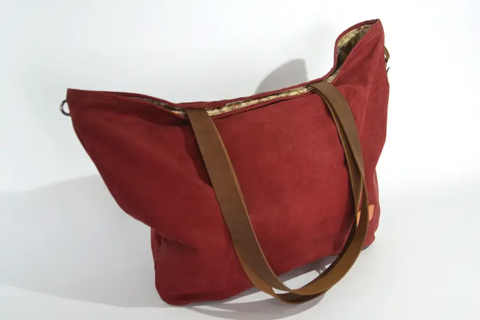 Ledertasche, Sarah S aus geschliffenem Nubuk-Wasserbüffelleder in bordeaux, Unikat, hergestellt auf La Palma, Kanarische Inseln, Spanien, Europa