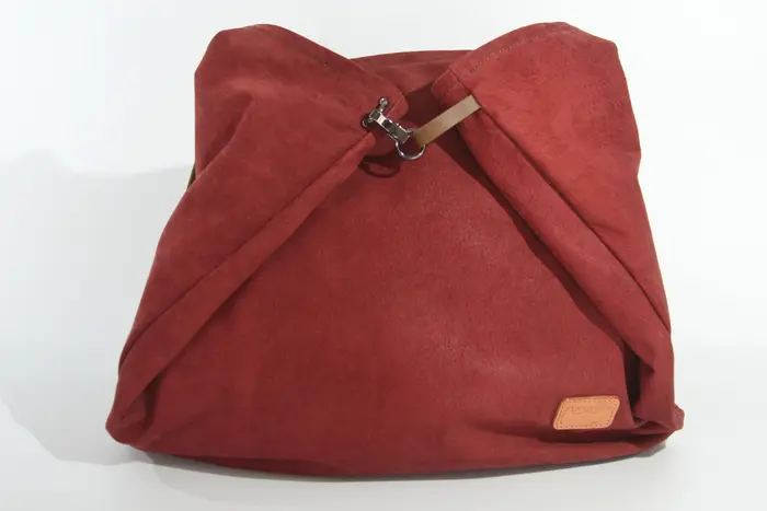 Ledertasche, Sarah S aus geschliffenem Nubuk-Wasserbüffelleder in bordeaux, Unikat, hergestellt auf La Palma, Kanarische Inseln, Spanien, Europa