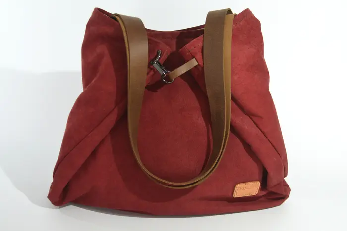 Ledertasche, Sarah S aus geschliffenem Nubuk-Wasserbüffelleder in bordeaux, Unikat, hergestellt auf La Palma, Kanarische Inseln, Spanien, Europa
