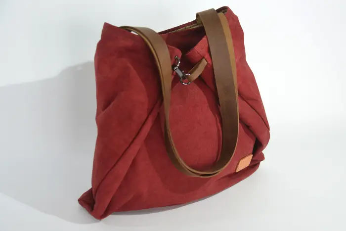 Ledertasche, Sarah S aus geschliffenem Nubuk-Wasserbüffelleder in bordeaux, Unikat, hergestellt auf La Palma, Kanarische Inseln, Spanien, Europa