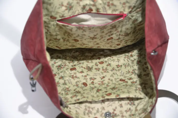 Ledertasche, Sarah S aus geschliffenem Nubuk-Wasserbüffelleder in bordeaux, Unikat, hergestellt auf La Palma, Kanarische Inseln, Spanien, Europa
