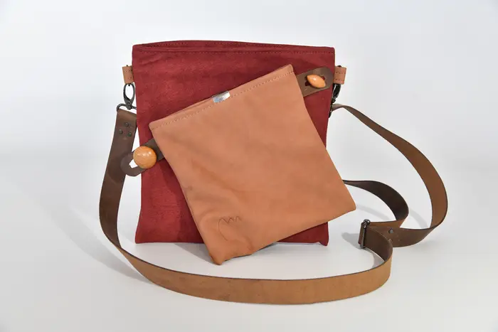 Ledertasche, Ben dia M aus bordeauxfarbenem, geschliffenem Wasserbüffel-Nubuckleder und hellbraunem, geschliffenem Rindsnubuckleder, Unikat, hergestellt auf La Palma, Kanarische Inseln, Spanien, Europa