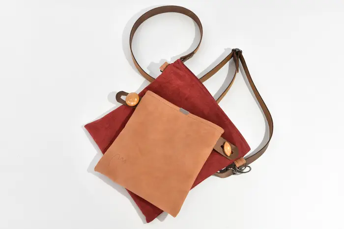 Ledertasche, Ben dia M aus bordeauxfarbenem, geschliffenem Wasserbüffel-Nubuckleder und hellbraunem, geschliffenem Rindsnubuckleder, Unikat, hergestellt auf La Palma, Kanarische Inseln, Spanien, Europa