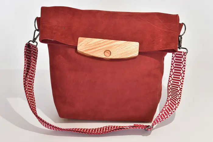 Ledertasche, Sam L aus geschliffenem Nubuk-Wasserbüffelleder in bordeaux mit Roteichenholz, Unikat, hergestellt auf La Palma, Kanarische Inseln, Spanien, Europa