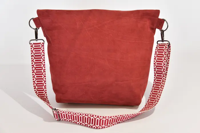 Ledertasche, Sam L aus geschliffenem Nubuk-Wasserbüffelleder in bordeaux mit Roteichenholz, Unikat, hergestellt auf La Palma, Kanarische Inseln, Spanien, Europa