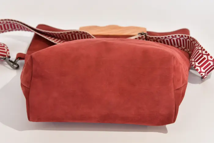 Ledertasche, Sam L aus geschliffenem Nubuk-Wasserbüffelleder in bordeaux mit Roteichenholz, Unikat, hergestellt auf La Palma, Kanarische Inseln, Spanien, Europa