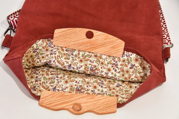 Ledertasche, Sam L aus geschliffenem Nubuk-Wasserbüffelleder in bordeaux mit Roteichenholz, Unikat, hergestellt auf La Palma, Kanarische Inseln, Spanien, Europa