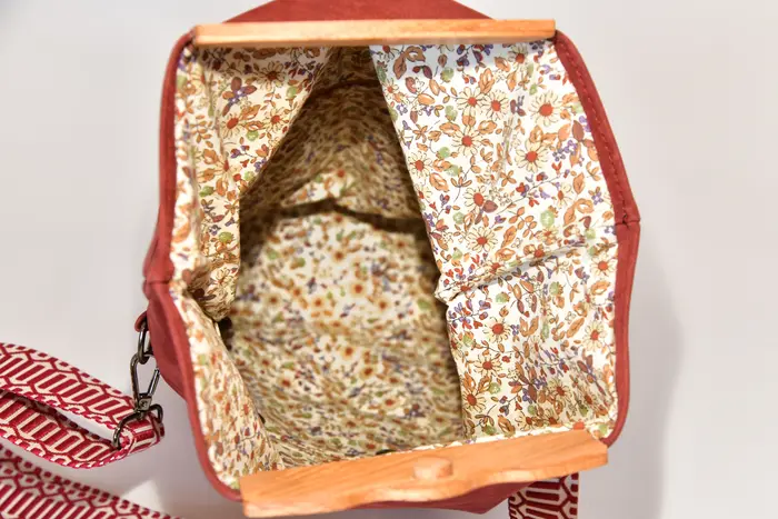 Ledertasche, Sam L aus geschliffenem Nubuk-Wasserbüffelleder in bordeaux mit Roteichenholz, Unikat, hergestellt auf La Palma, Kanarische Inseln, Spanien, Europa
