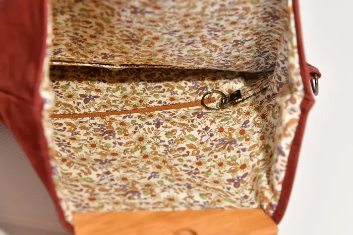 Ledertasche, Sam L aus geschliffenem Nubuk-Wasserbüffelleder in bordeaux mit Roteichenholz, Unikat, hergestellt auf La Palma, Kanarische Inseln, Spanien, Europa
