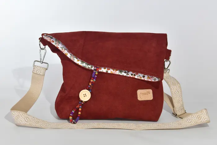 Ledertasche, Sam blando M aus geschliffenem Nubuckleder in bordeaux, Unikat, hergestellt auf La Palma, Kanarische Inseln, Spanien, Europa