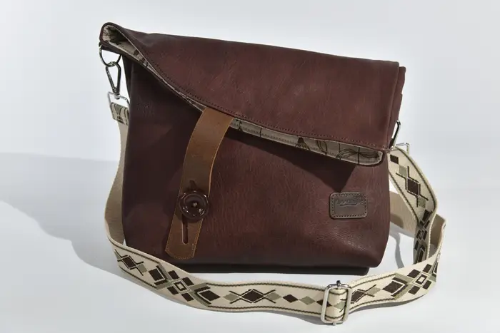Ledertasche, Sam blando M aus vollnarbig, pflanzlich softem Rindsleder in bordeaux, Unikat, hergestellt auf La Palma, Kanarische Inseln, Spanien, Europa