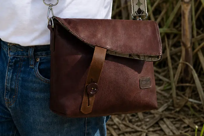 Mann trägt Ledertasche Modell Sam blando M Art. 23064, Unikat, hergestellt auf La Palma, Kanarische Inseln, Spanien, Europa