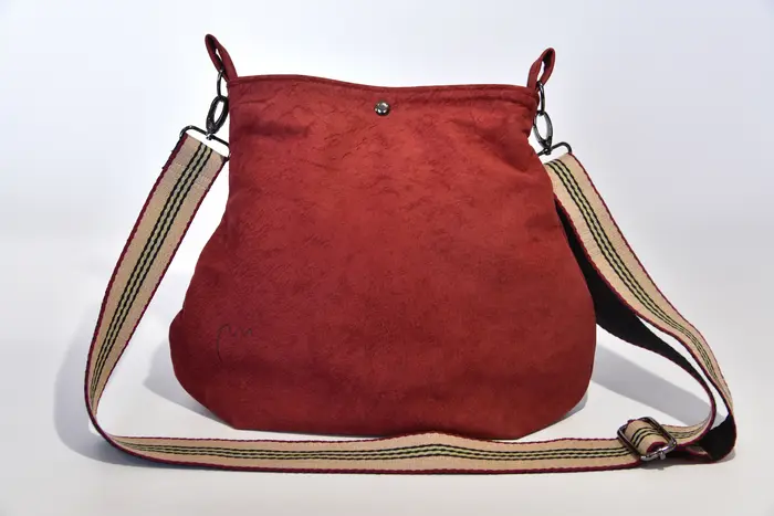 bolso de cuero, Iris S de nubuc de búfalo de agua lijado en burdeos, pieza única, fabricada en La Palma, Islas Canarias, España, Europa