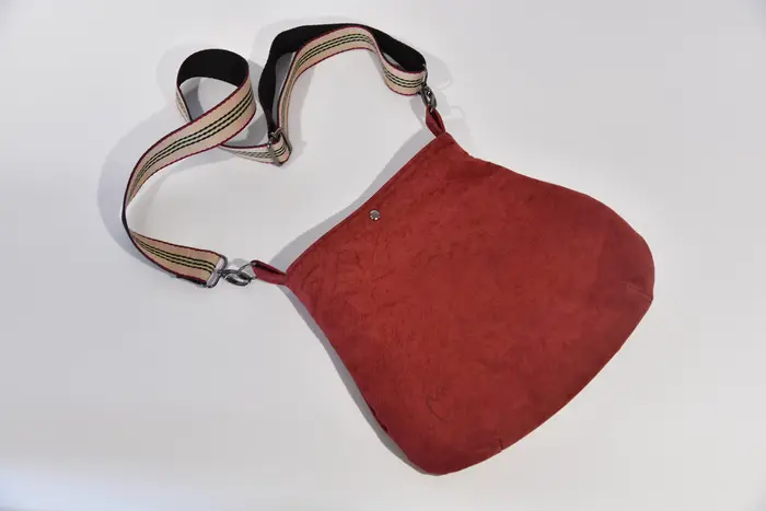 bolso de cuero, Iris S de nubuc de búfalo de agua lijado en burdeos, pieza única, fabricada en La Palma, Islas Canarias, España, Europa