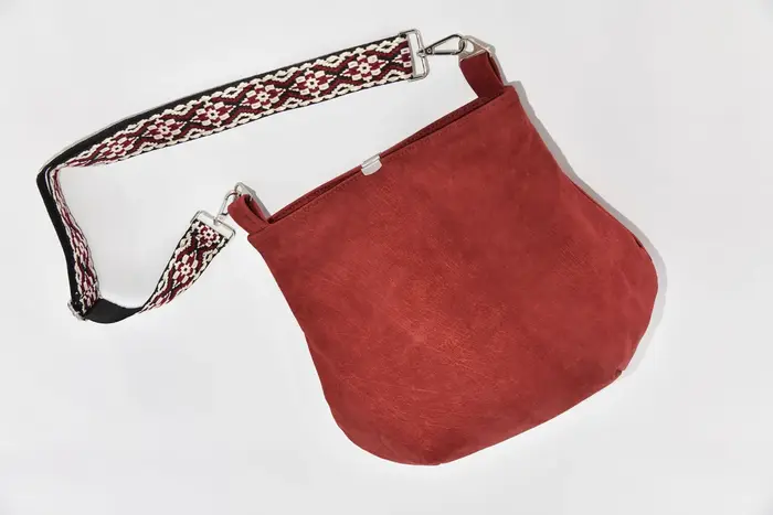 bolso de cuero, Iris M de nubuk de búfalo de agua lijado en burdeos, pieza única, fabricada en La Palma, Islas Canarias, España, Europa
