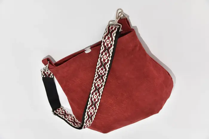 bolso de cuero, Iris M de nubuk de búfalo de agua lijado en burdeos, pieza única, fabricada en La Palma, Islas Canarias, España, Europa