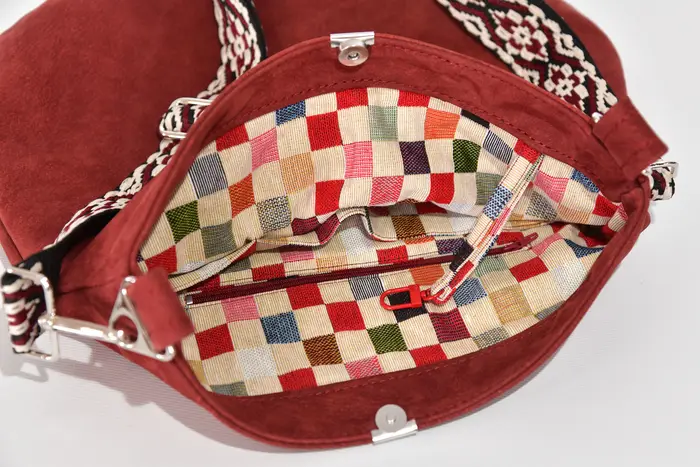 bolso de cuero, Iris M de nubuk de búfalo de agua lijado en burdeos, pieza única, fabricada en La Palma, Islas Canarias, España, Europa
