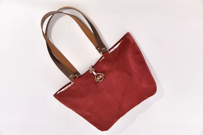 Ledertasche, Sarah S aus geschliffenem Nubuckleder in bordeaux und Schultergurten aus Dickelder, Unikat, hergestellt auf La Palma, Kanarische Inseln, Spanien, Europa
